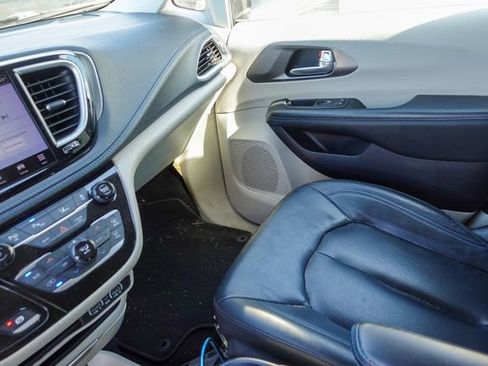 Used 2021 Chrysler Pacifica Touring-L image 20