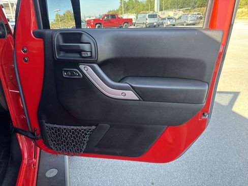 Used 2017 Jeep Wrangler Unlimited Rubicon w/ Max Tow Package AWD/4WD image 19