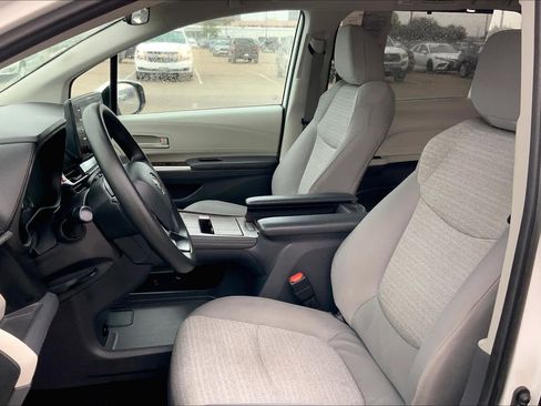 Used 2021 Toyota Sienna LE FWD image 8
