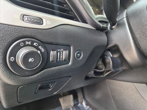 Used 2017 Jeep Cherokee Trailhawk AWD/4WD image 16
