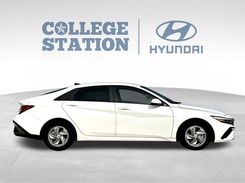 Used 2026 Hyundai Elantra SE FWD image 11