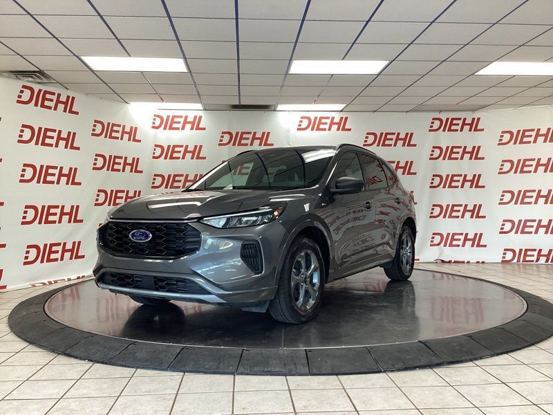 Used 2023 Ford Escape ST-Line w/ Tech Pack #1 AWD/4WD image 3