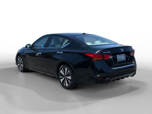 Used 2021 Nissan Altima 2.5 SV w/ SV Premium Package FWD image 3