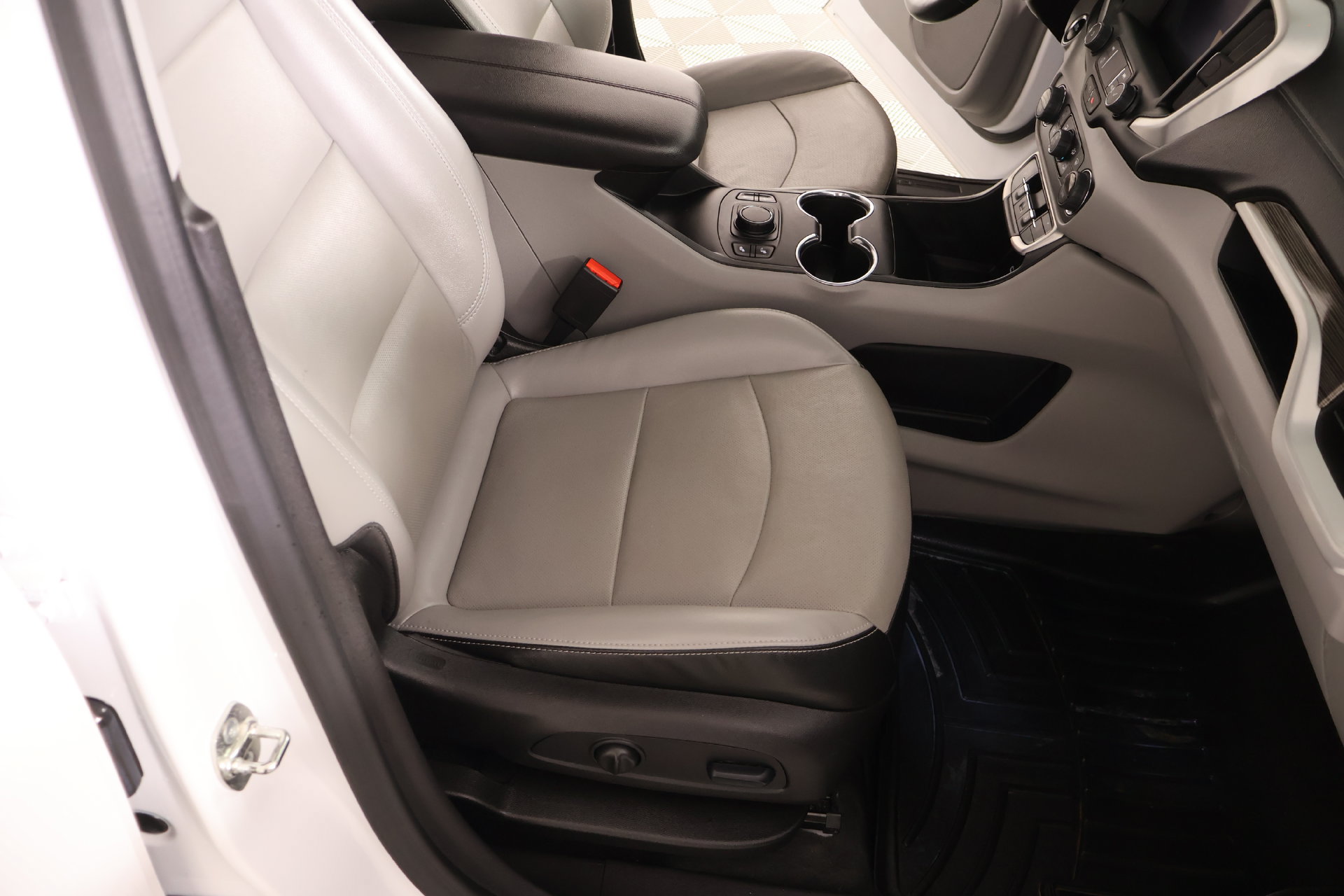 Used 2024 GMC Terrain SLT FWD image 12