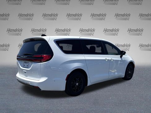 Used 2025 Chrysler Pacifica Select FWD image 9
