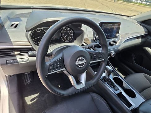 Used 2024 Nissan Altima 2.5 SV FWD image 11