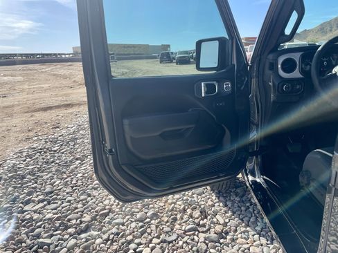 Used 2025 Jeep Gladiator Sport AWD/4WD image 12