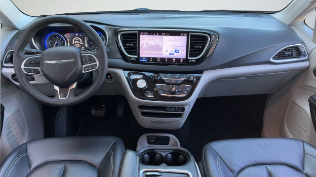 Used 2024 Chrysler Pacifica Touring-L FWD image 9