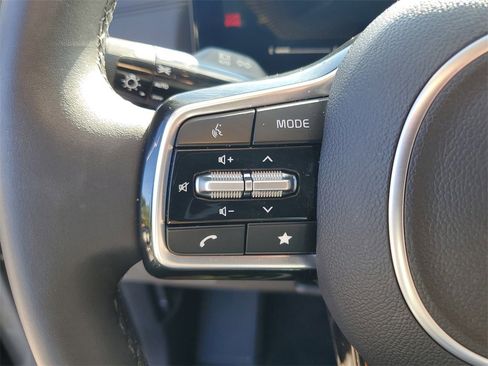 Used 2025 Kia Carnival EX image 11