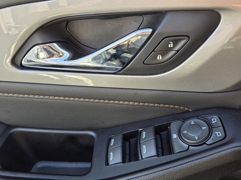 Used 2020 Chevrolet Traverse LT FWD image 16