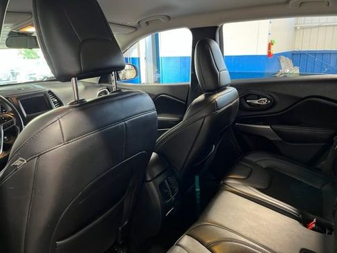 Used 2019 Jeep Cherokee Latitude Plus FWD image 17