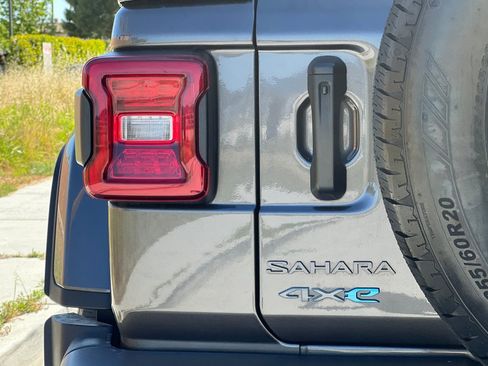 Used 2025 Jeep Wrangler Unlimited Sahara w/ Safety Group image 27