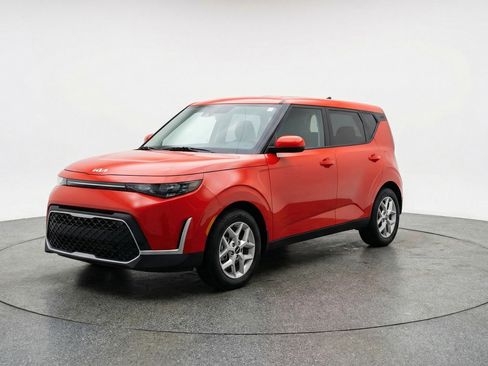 Used 2025 Kia Soul LX w/ LX Technology Package image 3