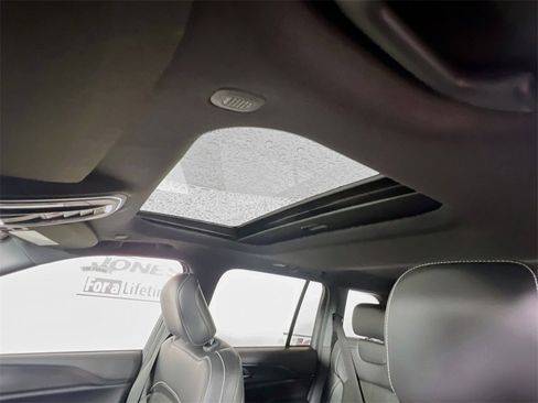 Used 2023 Jeep Grand Cherokee Altitude image 11