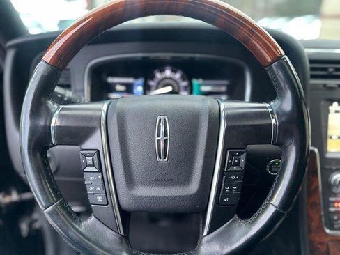 Used 2016 Lincoln Navigator Select image 4