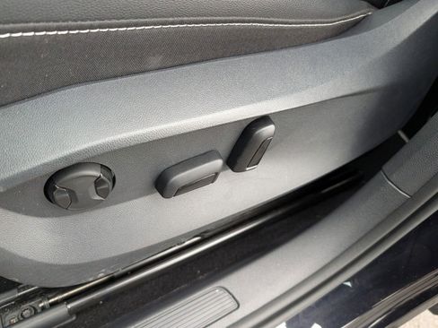 Used 2023 Volkswagen Taos SE image 17