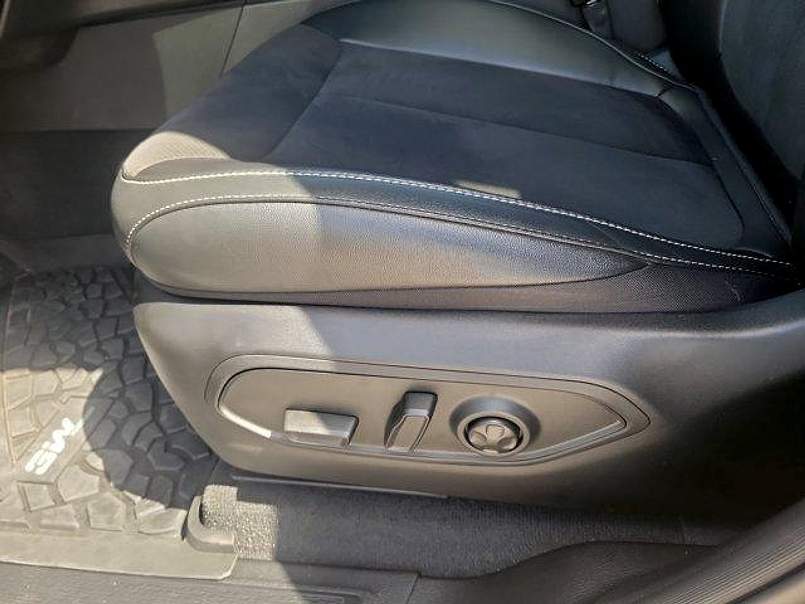Used 2023 Jeep Grand Cherokee Altitude RWD image 21