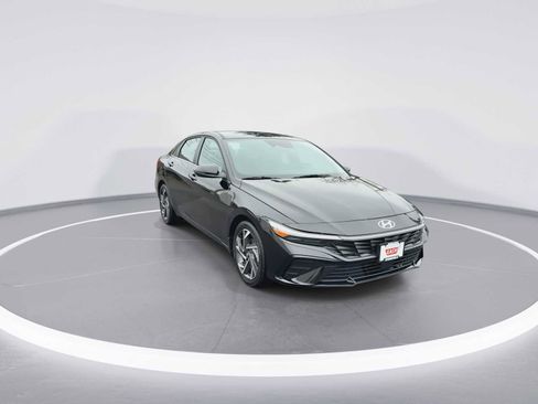 Used 2025 Hyundai Elantra Limited image 2