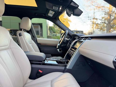 Used 2019 Land Rover Discovery HSE image 33