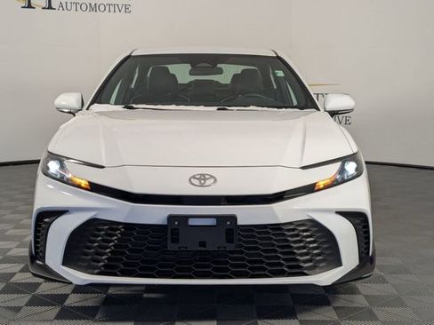 Used 2025 Toyota Camry SE image 3