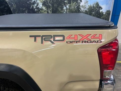 Used 2016 Toyota Tacoma TRD Off-Road w/ Towing Package image 7