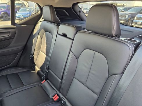 Used 2023 Volvo XC40 B5 Plus image 17