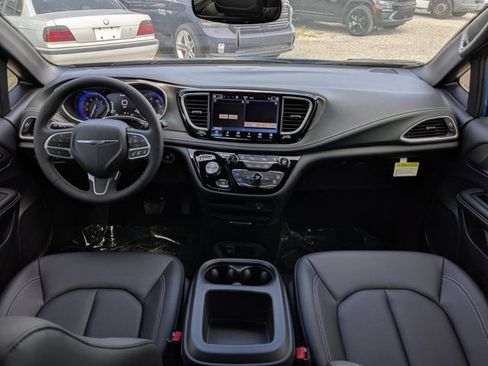 New 2026 Chrysler Pacifica Select FWD image 17
