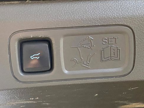 Used 2020 Ford Expedition XLT w/ Equipment Group 202A AWD/4WD image 10