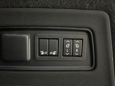 Used 2023 Cadillac Escalade ESV Sport Platinum w/ LPO, ONYX Package AWD/4WD image 28