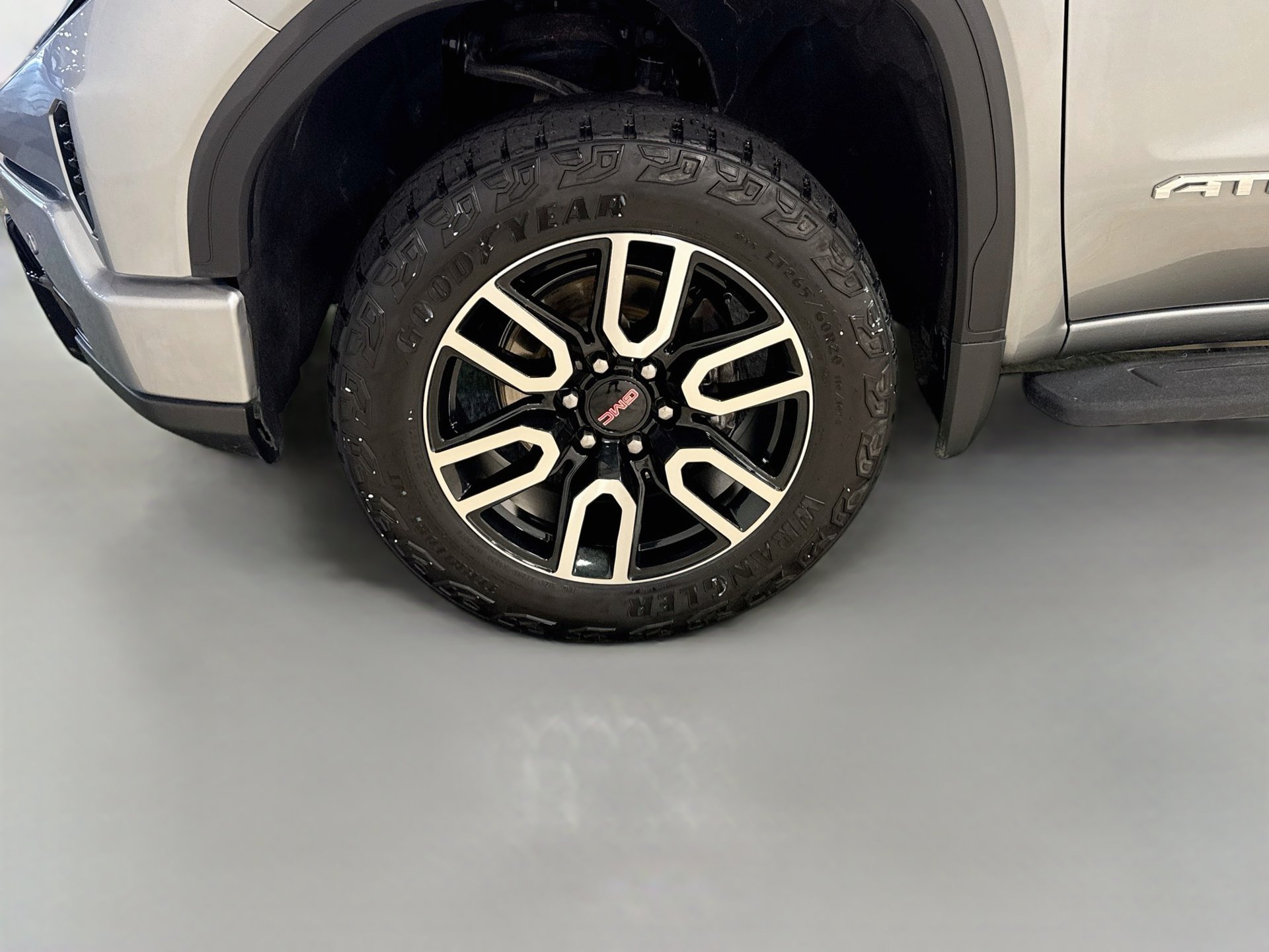 Used 2023 GMC Sierra 1500 AT4 w/ Technology Package AWD/4WD image 32