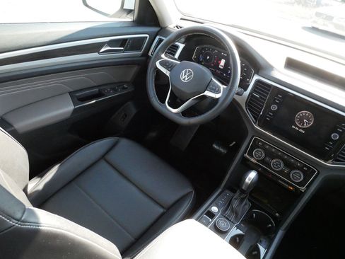 Certified 2023 Volkswagen Atlas SE w/ Panoramic Sunroof Package image 9