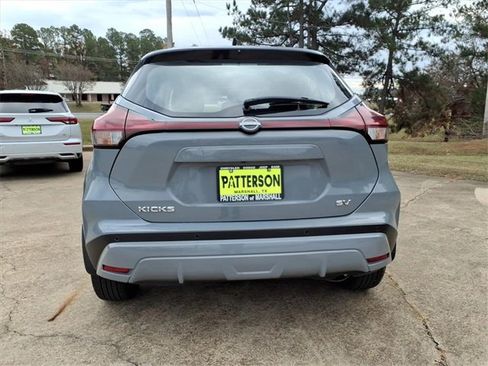 Used 2023 Nissan Kicks SV image 3
