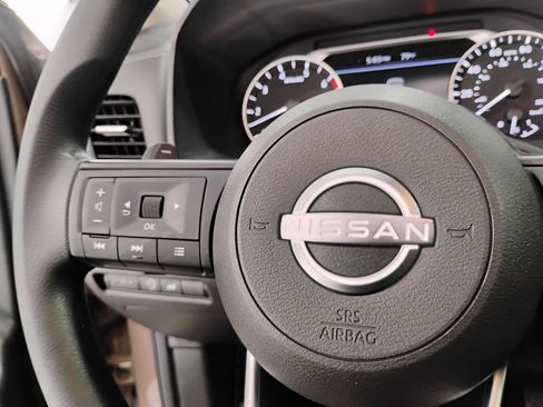 Used 2024 Nissan Rogue SV FWD image 17