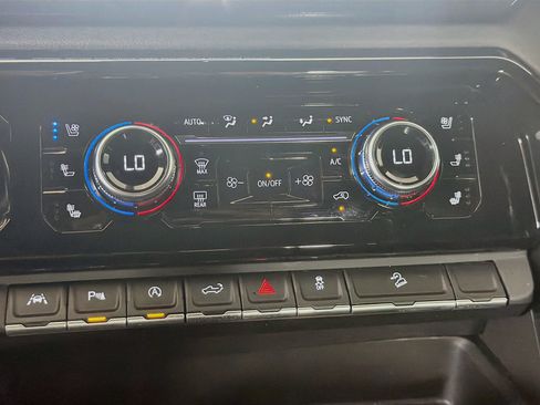 Used 2024 GMC Sierra 1500 AT4 w/ Technology Package AWD/4WD image 23
