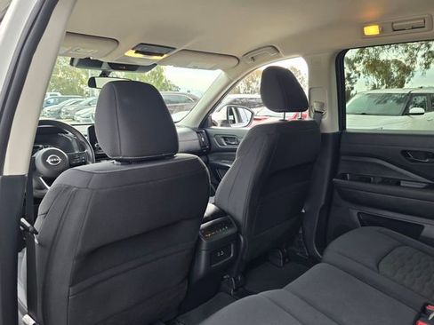 Used 2025 Nissan Pathfinder SV FWD image 18