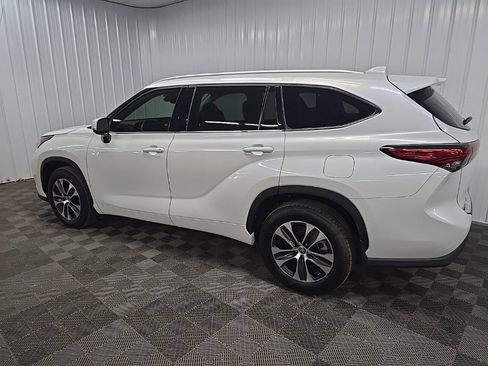 Used 2022 Toyota Highlander XLE AWD/4WD image 4