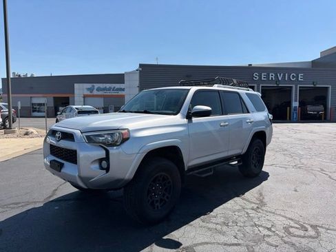 Used 2017 Toyota 4Runner SR5 AWD/4WD image 10