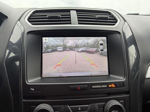 Used 2017 Ford Explorer XLT w/ Equipment Group 202A AWD/4WD image 20