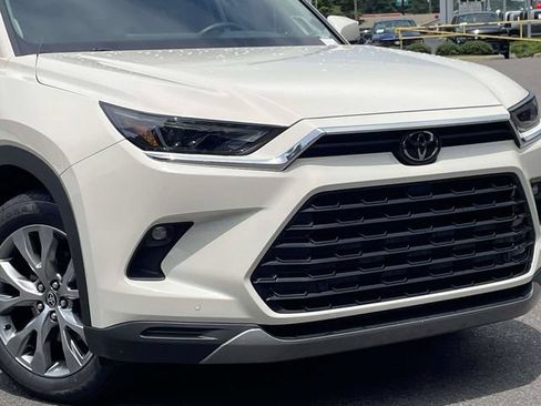 Used 2024 Toyota Grand Highlander FWD image 2