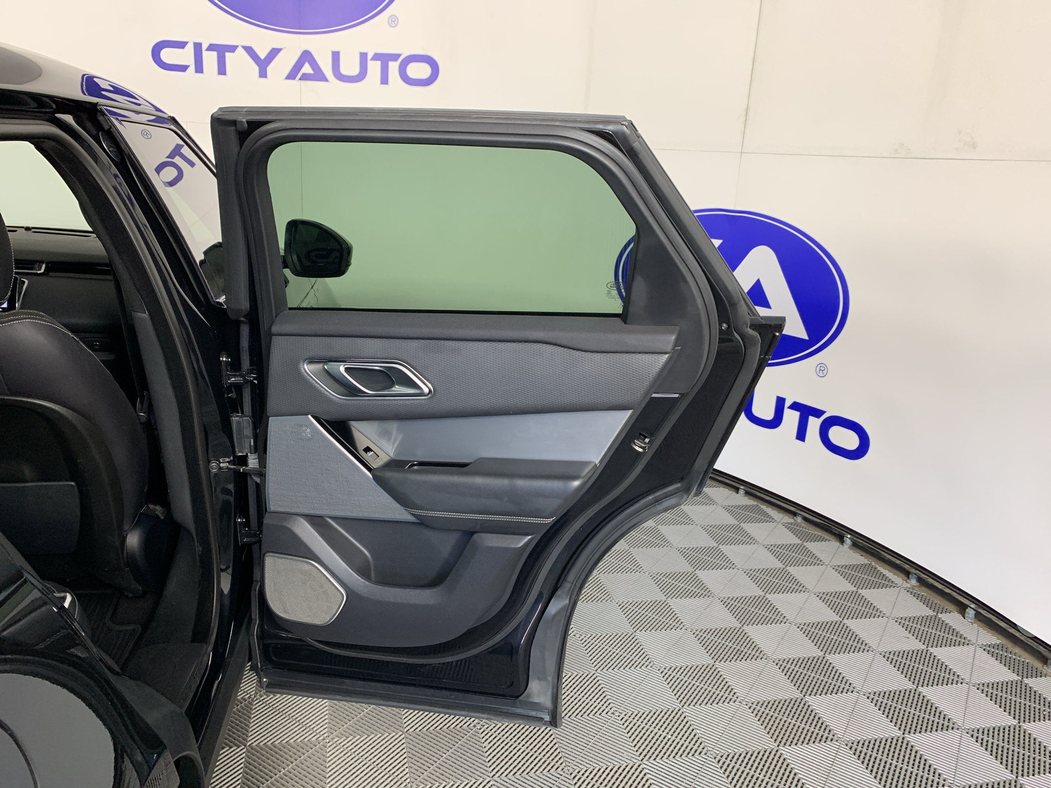 Used 2018 Land Rover Range Rover Velar R-Dynamic SE AWD/4WD image 34