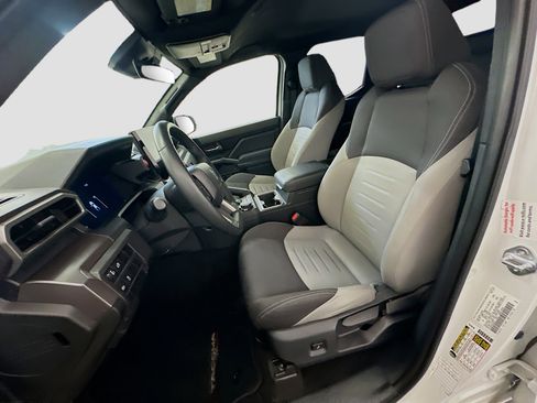 Used 2025 Toyota Tacoma TRD Off-Road image 13