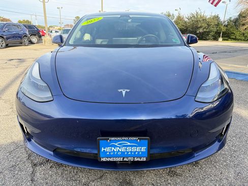 Used 2022 Tesla Model 3 Standard Range image 9