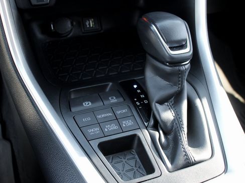 Used 2023 Toyota RAV4 XLE Premium image 31