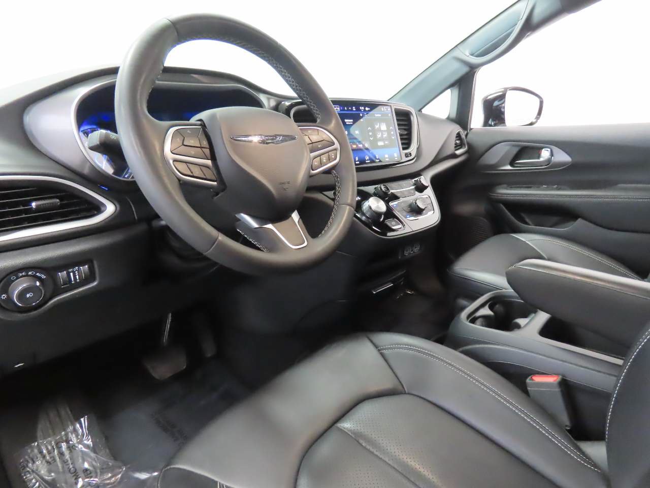 Used 2025 Chrysler Pacifica Select FWD image 13