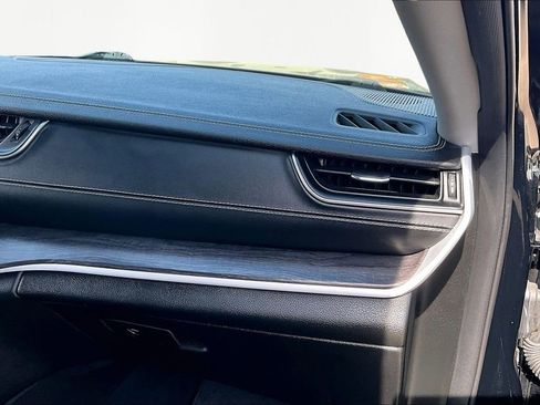 Used 2023 Jeep Grand Cherokee Limited w/ Black Appearance Package image 17