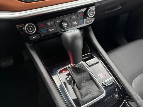 Used 2025 Jeep Compass Limited image 21