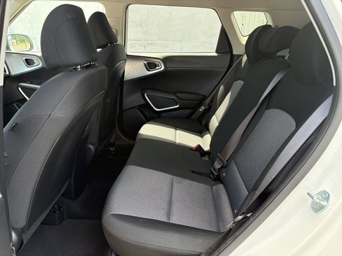 Used 2025 Kia Soul LX w/ LX Technology Package FWD image 23