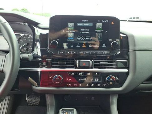 Used 2025 Nissan Pathfinder SL AWD/4WD image 10