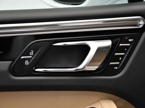 Used 2025 Porsche Macan image 31