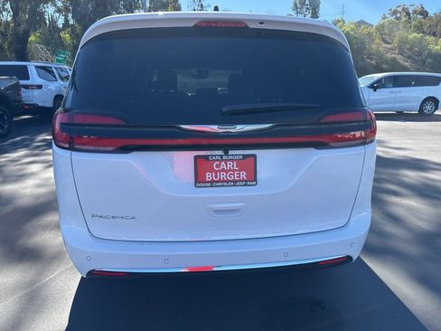 New 2026 Chrysler Pacifica Select image 6